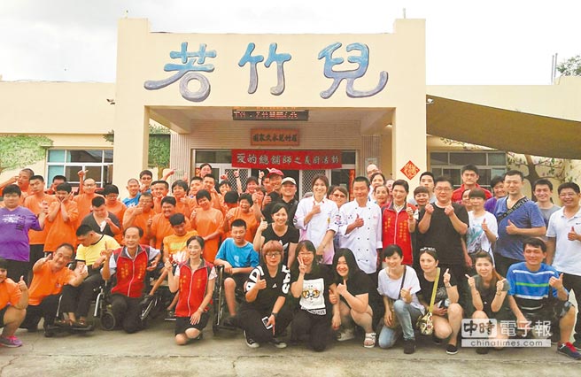 热血义厨团备好料宴请「若竹儿」们，希望抛砖社会民眾参与关怀弱势。（王瑄琪摄）