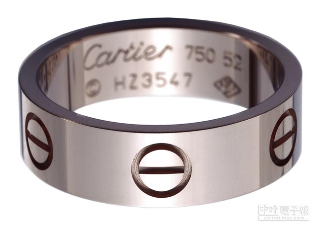 卡地亞LOVE系列白K金寬版戒指，5萬7000元。⊙圖片提供／BOUCHERON、寶格麗BVLGARI、卡地亞Cartier、Gucci、Tiffany