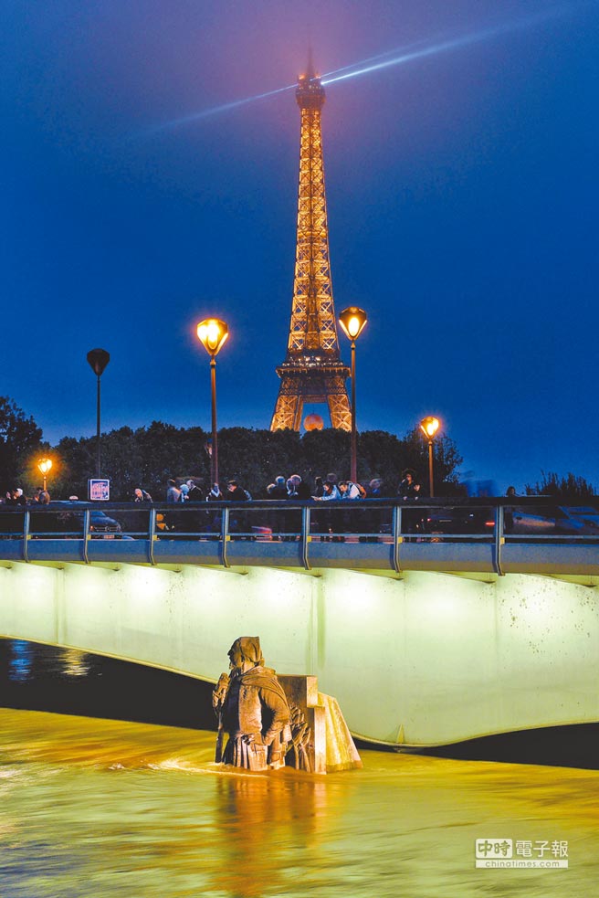 法國巴黎塞納河水位上漲，阿爾瑪橋橋下輕步兵（Zouave）雕像3日大腿以下泡在水裡，形成百年難得一見的景象。（法新社）