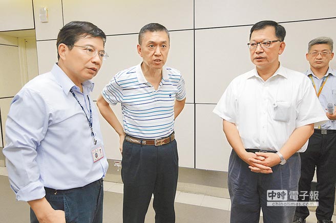 交通部政務次長王國材（左）5日在桃機董事長林鵬良（右）與總經理費鴻鈞（中）的陪同下，再度到桃園機場巡視。（陳麒全攝）