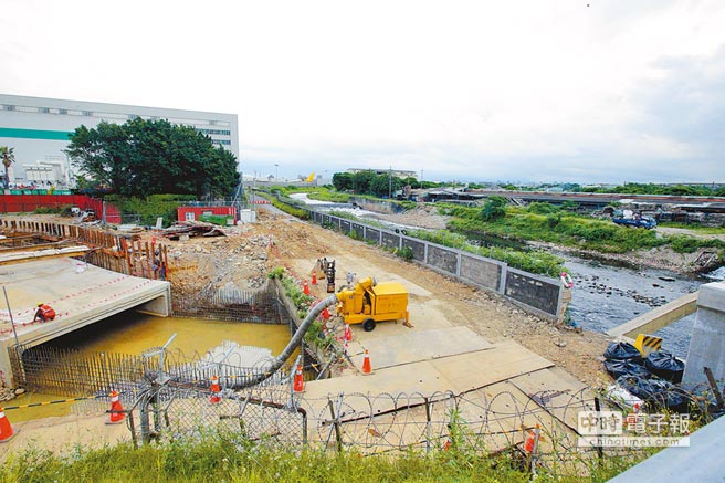 因應豪雨，桃園機場公司在埔心溪排水口，排水管線與埔心溪的交界，放置了大型排水機。（陳麒全攝）