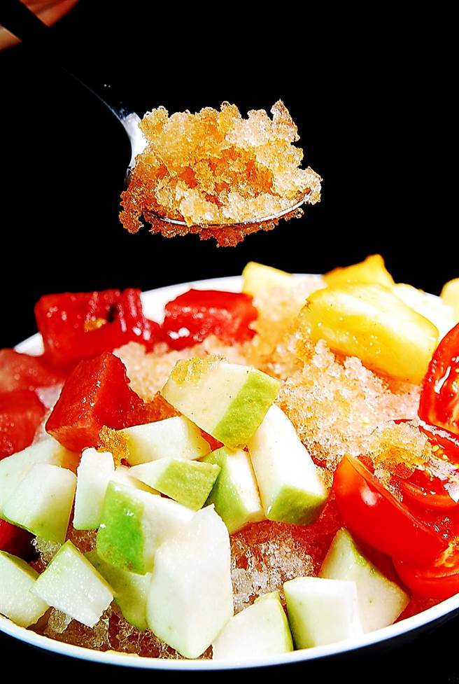 「正對時四果冰」是用當令的芭樂、西瓜、番茄與鳳梨配冰，提味的醬汁則是用酸梅汁、甘草粉、糖水熬製。(姚舜攝)