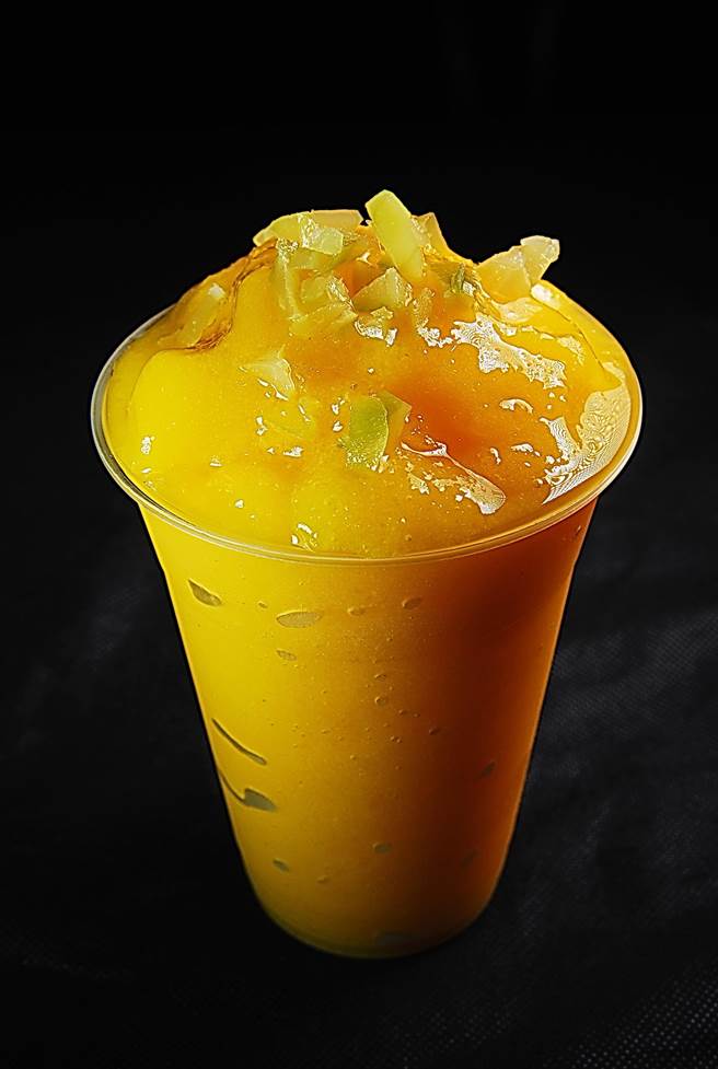 「芒果親青」是用芒果和情人果調製的水果冰沙，目前這款甜中帶著微酸與香氣的冰沙已外銷到比利時「為國爭光」了。(姚舜攝)