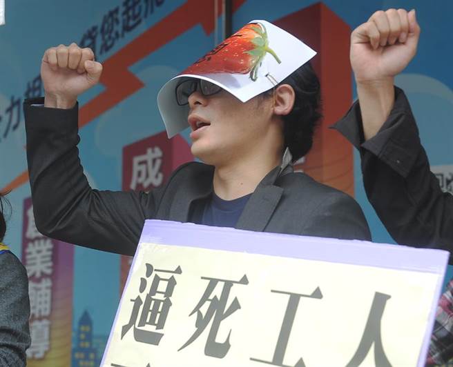 團結工聯等工會團體7日在勞動部前，抗議勞動部號稱要推動全國周休二日、「一例一休」，但實際上是藉機刪除7天國定假日，強化變形工時。(資料照片，季志翔攝)