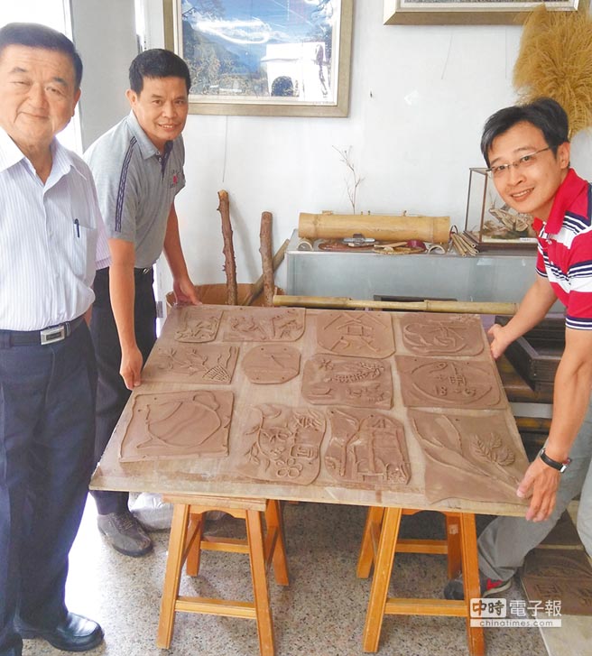 太平社区居民在陶板上刻画家族故事做门牌，为游客指路并诉说太平人的歷史。（王瑄琪摄）