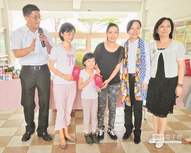 邓玉缘（右三）去年慷慨解囊帮助柬埔寨姊妹回娘家，外婆桥协会感佩其善念，今年6倍回馈，助她和女儿陈妙如（左三）回母国。（王瑄琪摄）