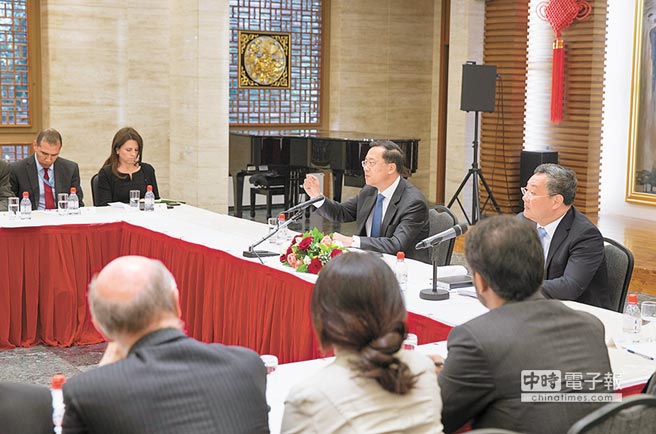 5月27日，中國常駐聯合國日內瓦辦事處代表馬朝旭（中）表達中國主張透過談判協商解決南海問題的立場。（新華社）
