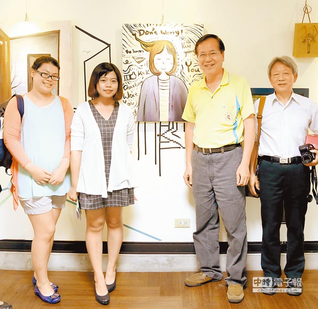 南华大学视媒系许凯诒（左二）申请校内圆梦经费，将20岁前创作的油画、水墨和速写开办「画一个自己」个展。（王瑄琪摄）