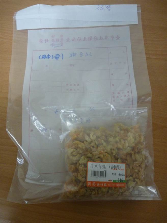 台中市卫生局最近抽验市售虾皮、虾仁及调味酱共68件产品，检验结果17日出炉，其中1件虾皮不合格，已通知业者下架，不得贩售。（台中市卫生局提供）中央社记者郝雪卿传真  105年6月17日