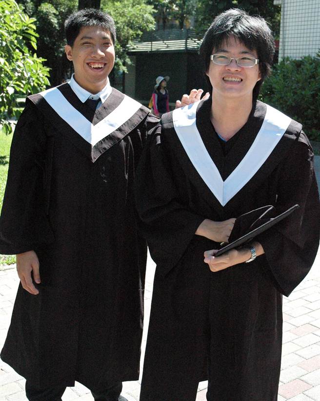 大仁科大首位全盲視障生陳永全（左）順利畢業，協助伴讀4年的同學陳亮諭坦言，從他身上學到很多。（林和生攝）