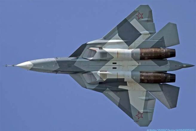 俄國官方稱T-50可在機翼根部小艙各裝1枚短程飛彈，在機腹彈艙裝4枚中程飛彈。(圖/蘇霍伊)