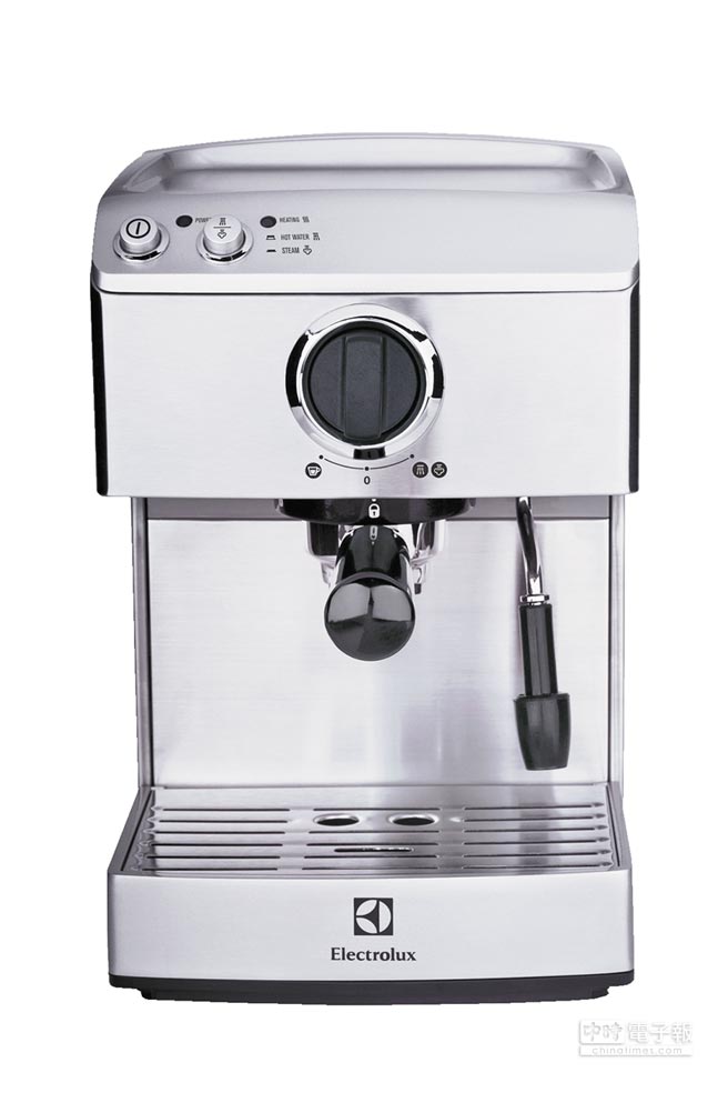 伊萊克斯經典義式咖啡機EES200E，全不鏽鋼機身、咖啡濾杯把手、鋁合金溫杯盤，加熱迅速且穩定，搭配簡易操控按鈕，蒸氣奶泡管可打出專業級拉花奶泡，7990元。