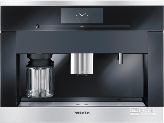 Miele CVA6800咖啡機，獨創CupSensor功能，在輕觸選擇咖啡種類後，噴嘴將依杯款高度自動調整高度。一鍵雙享，按一次可同時準備2杯相同口味的咖啡，26萬5000元。