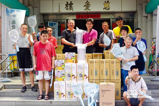 憶聲歌林業務處經理吳英毅（左五）代表歌林前往彰化慈愛教養院捐贈10W捕蚊燈及電蚊拍。圖／業者提供 文／江偉琳