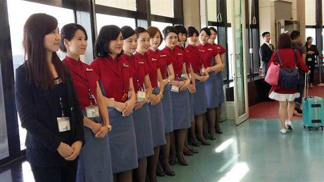 遇罷工事件，華航總統專機組員仍微笑以對。(崔慈悌攝)