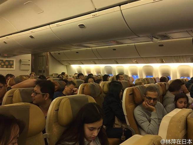 新航飛機右翼起火，但微博網友說飛機上乘客也太淡定了吧!(微博)