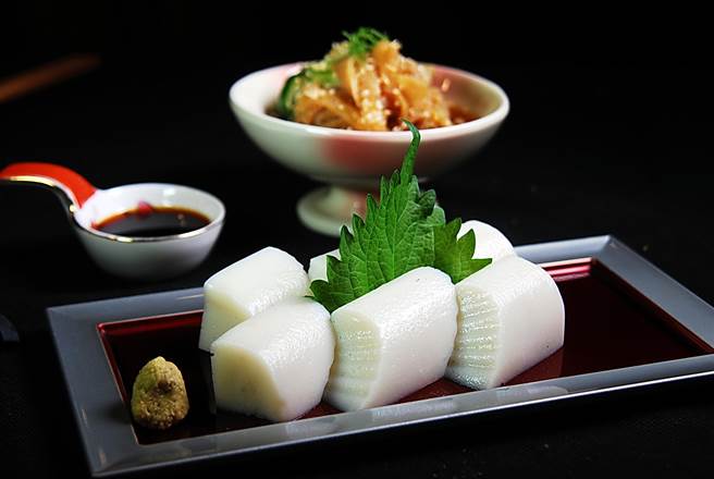 除各式天井，「下町天丼．秋光」的小菜選擇也很多樣，圖為厚厚的魚板。(圖／姚舜攝)