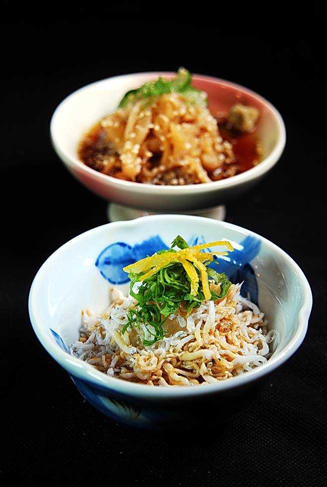 在「下町天丼．秋光」享受天丼，可以搭配用吻仔魚作的涼菜「小銀魚泥」(前)或「涼拌海蜇」佐食。(圖／姚舜攝)
