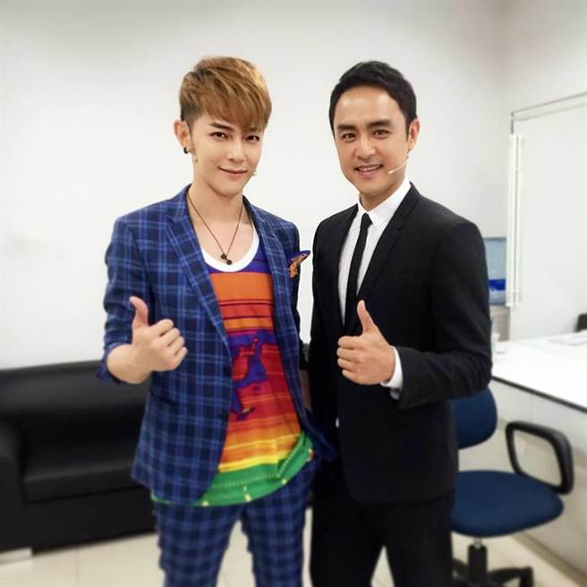 明道(右)及汪东城难得同台。(明道工作室提供)