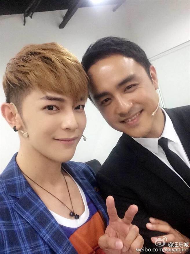 明道(右)及汪东城都是男团出身，也都是孝子。(明道工作室提供)