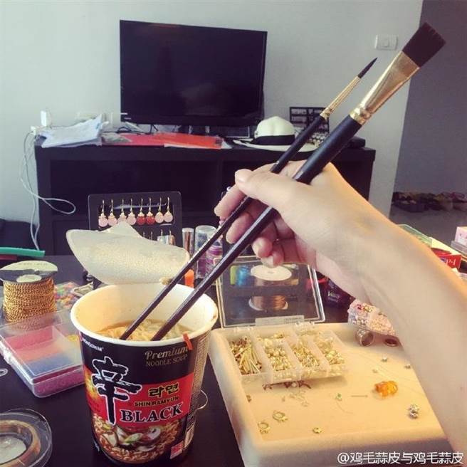 徐靜蕾喜歡自稱「手藝人」，整個房間都沒有筷子時，她卻能找到水彩筆當筷子。（圖／取自徐靜蕾微博）