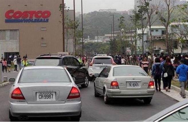 好市多在台灣開設12間分店，4月北投店開幕時人車一度擠滿入口。(中央社) 