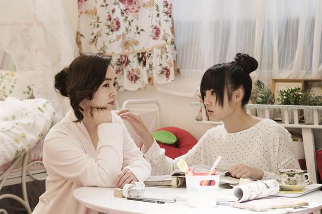 蔡灿得(左)剧中演李玉玺的妈妈，她和女主角吴心缇对戏愈来愈有默契。(王牌娱乐提供)