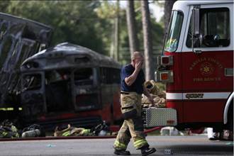 美佛州巴士撞拖車 5死25傷
