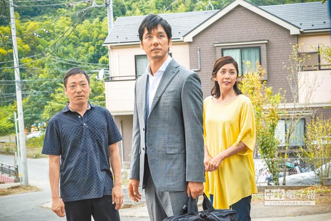 香川照之（左起）、西島秀俊和妻子竹內結子在片中是友鄰關係，看似平靜卻暗藏危機。