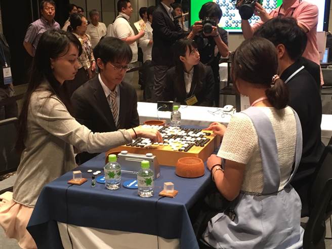 台灣棋士黑嘉嘉7段和陳詩淵9段10日在東京舉行的2016年「世界杯圍棋配對賽」中奪得亞軍，獲得200萬日圓（約新台幣64萬元）的獎金。（由海峰棋院提供）