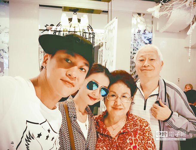 何潤東（左起）和老婆Peggy都很孝順爸媽，一家人感情融洽。（取材自臉書）