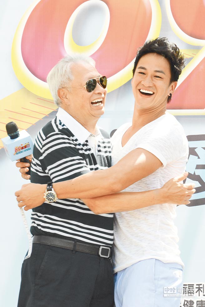 何潤東（右）和爸爸感情深厚，兩人相處亦父亦友。（資料照片）