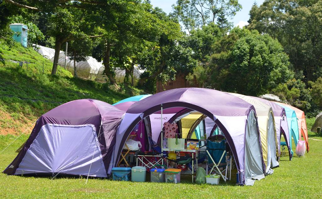 台灣的露營設備業者研發可串接的新型帳篷，可透過專用連接布彈性連結數個客廳帳。　圖／業者提供