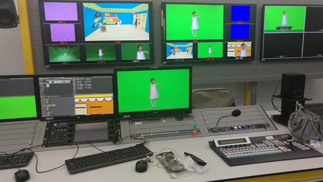 第九組實習單位在「金鷹卡通頻道」，「虛擬棚」的特色就是綠幕，攝影機和場景直接連結，成為觀眾看到的畫面，做出與實體棚不同的效果。（圖／實習學員第九組「芒果酒」提供）
