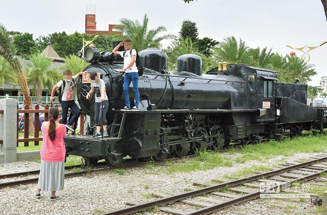 　請珍惜
　停放在鐵道園區的LDT103蒸汽火車，近來有遊客無視標語，逕自攀爬到火車上拍照取景，讓委外團隊相當困擾，呼籲民眾珍惜這輛高齡74歲的國寶級火車頭。（許家寧攝）