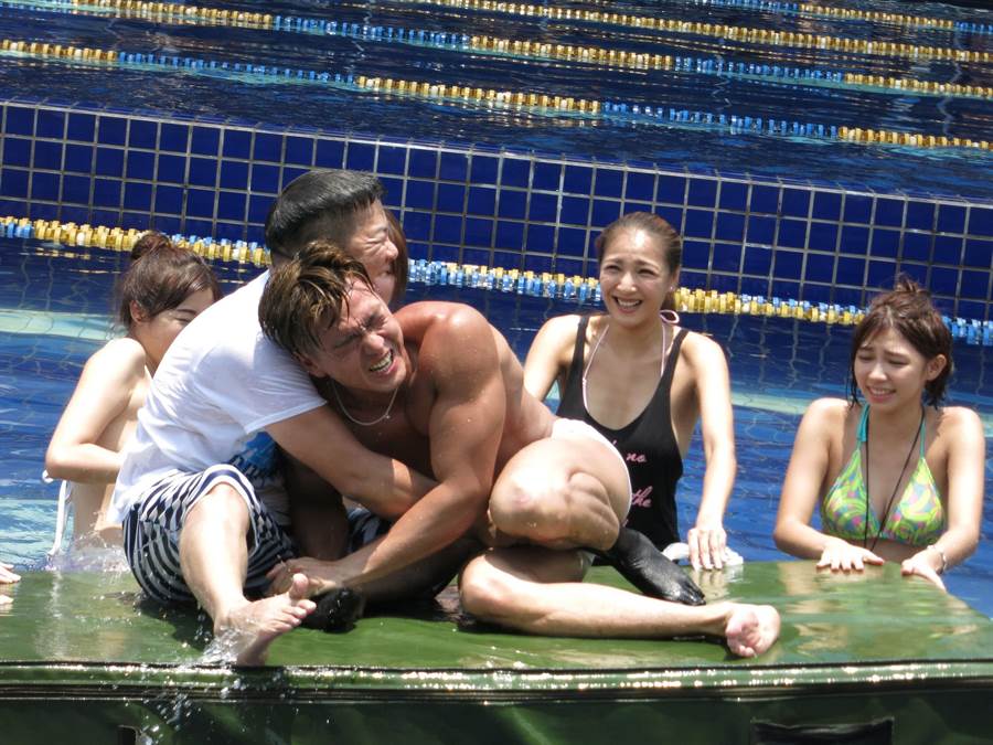 沈玉琳偷襲李沛旭下體。（伊林娛樂提供）