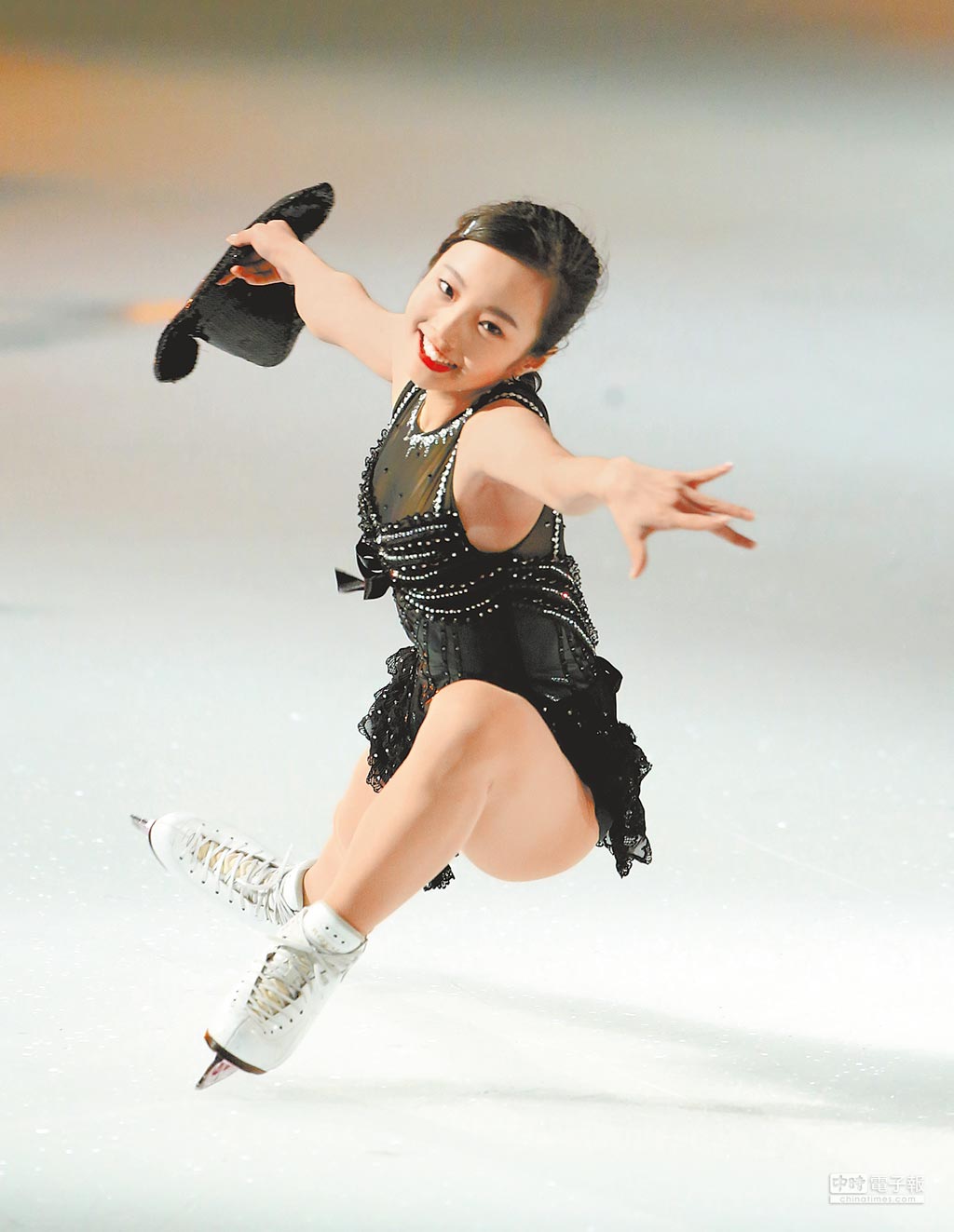 剛奪下世界青少年滑冰賽女子組個人金牌的日本14歲冰上精靈本田真凜，一襲黑色亮片裝加高帽，表現出俏皮活潑可愛的曲風。（陳怡誠攝）