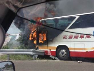 【更新影音】遼寧陸客團遊覽車自撞護欄起火　26人全數燒死