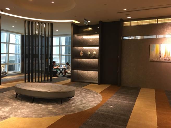 台北101尊榮俱樂部有3個開放空間，採用不同訂製家具，可依百萬貴客需求調整使用。（郭家崴攝）