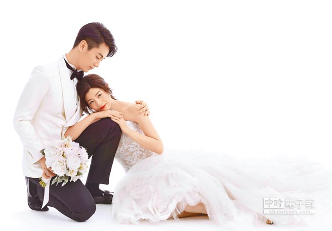 陳妍希（右）身著白色婚紗，依偎在陳曉膝上，相當甜蜜。