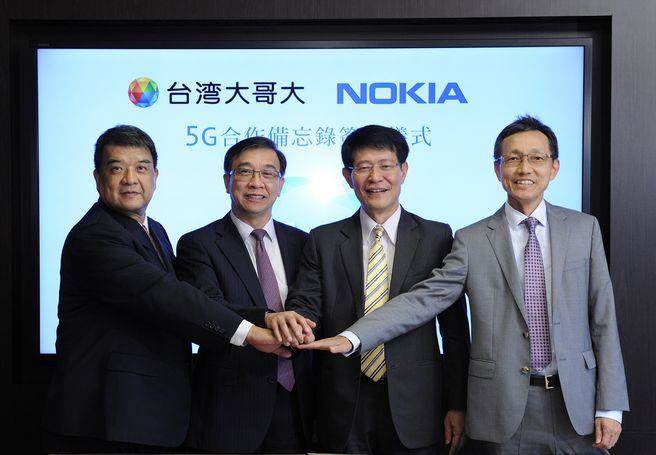 台湾大哥大与Nokia签署5G 策略联盟备忘录！（左起台湾大哥大技术长揭朝华、台湾大哥大总经理郑俊卿、Nokia大中华区总裁王建亚、Nokia台湾暨香港澳门区总经理谢任邦，台湾大哥大提供）