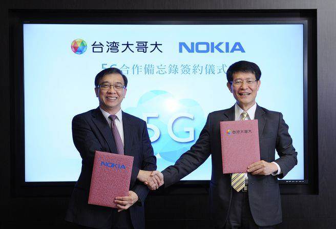 台湾大哥大总经理郑俊卿（左）与Nokia大中华区总裁王建亚签暑5G 策略联盟备忘录。（台湾大哥大提供）