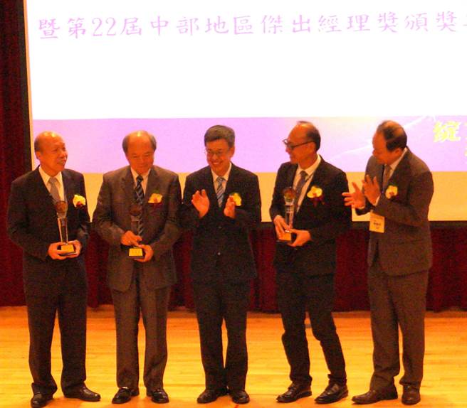副總統陳建仁（中）23日頒發中部地區傑出經理獎，強調要提升企業競爭力，讓台中成為全世界看得到的亮點。（盧金足攝）