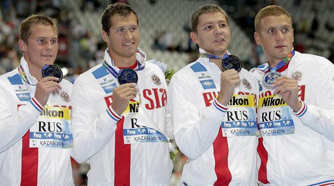 在2015年喀山游泳世錦賽贏得400公尺自由式接力銀牌的4位俄羅斯選手，其中的羅賓塞夫（左2）、莫洛佐夫（右2）今天遭到國際泳總禁賽，因違反禁藥規定。（美聯社資料照）