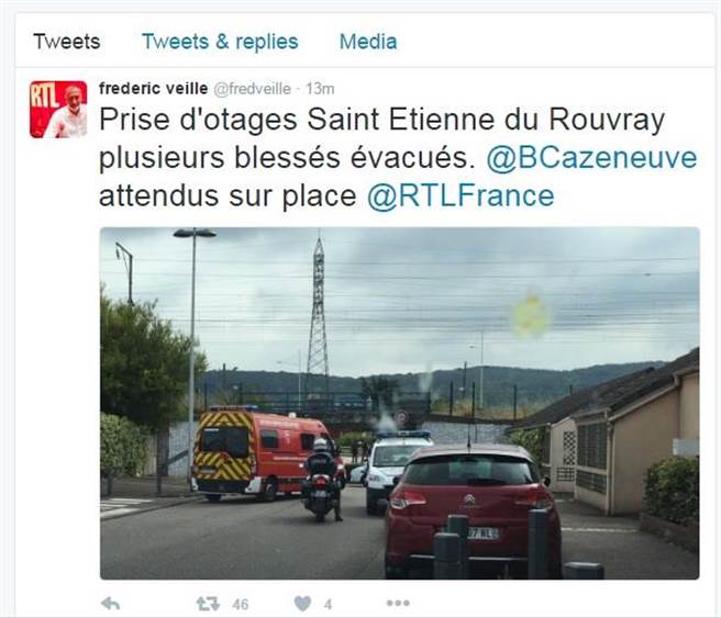 法國《費加洛報》（Le Figaro）報導，法國西北部諾曼地地區一教堂，遭到兩名武裝人員脅持。圖為推特事發現場截圖。（圖／推特）