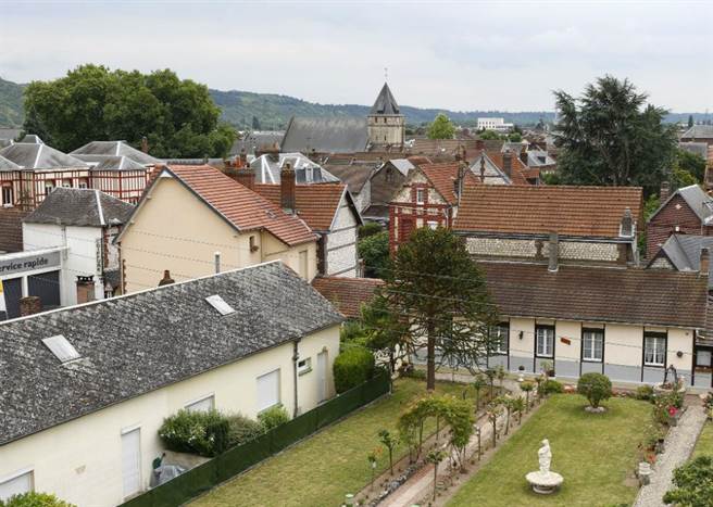 事件發生在法國北部諾曼地首府盧昂的教堂。(圖/美聯社)