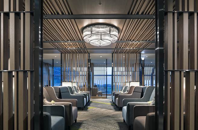 環亞機場貴賓室的設計師以不同木製藝術結構，表達對臺灣活力繁盛的美好祝願。（環亞提供）