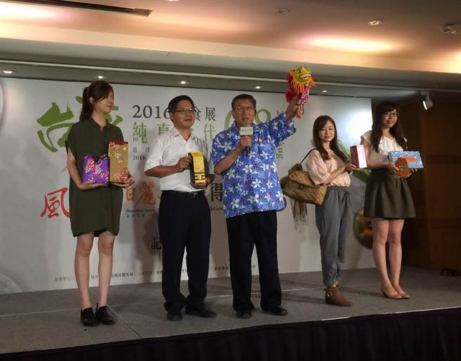 新竹縣長邱鏡淳（中）27日在台北市的「2016台灣美食展」中，親自擔任代言人，大力行銷竹縣的仙草、柿餅、烏魚子等風乾食材，邀請民眾來搶鮮。（新竹縣政府提供）