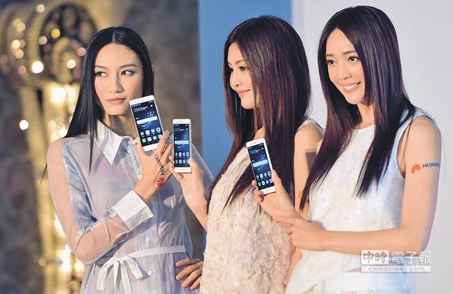模特儿展示华为新款手机。（新华社）