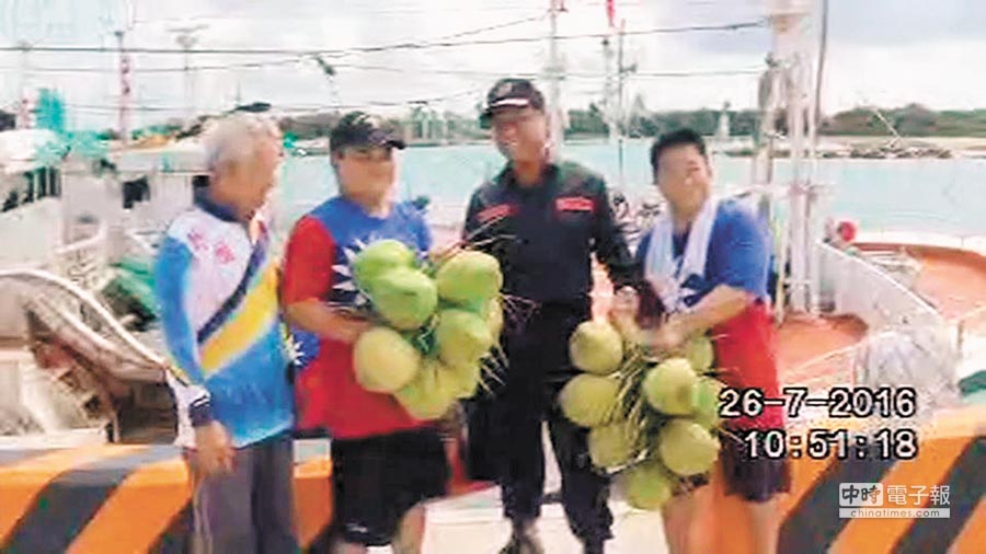 「南海護漁」達陣 船隊開心返航 帶回21桶太平水 漁民：踏上國土真爽 - 焦點要聞 - 中國時報